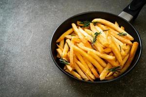 um prato de batatas fritas foto