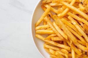 um prato de batatas fritas foto