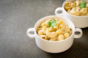 macarrão e queijo com ervas em uma tigela foto