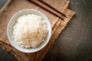 tigela de arroz branco com jasmim tailandês cozido foto