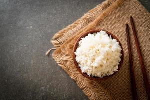 tigela de arroz branco com jasmim tailandês cozido foto