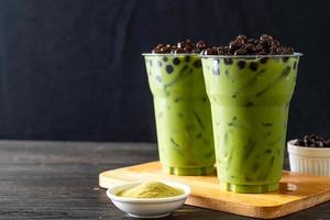 matcha chá verde com leite com bolha foto