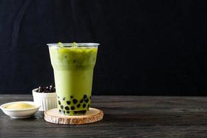 matcha chá verde com leite com bolha foto