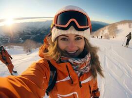 uma mulher vestindo a laranja Jaqueta é tirando selfie em uma Nevado declive foto