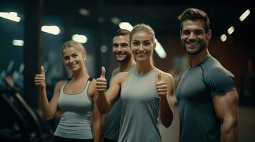 uma grupo do feliz pessoas posando dentro uma Academia foto