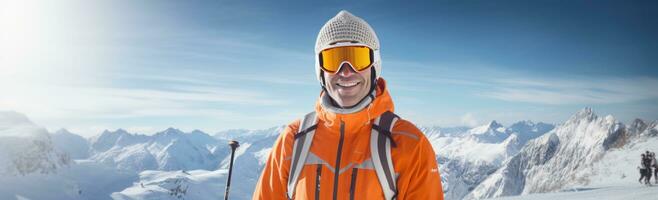 a homem esquiar em uma Nevado montanha foto