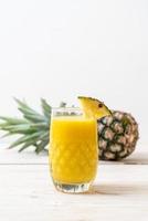 copo de suco de abacaxi fresco na mesa de madeira - bebida saudável