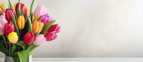 tulipa flores dentro uma vaso de uma brilhante quarto parede foto