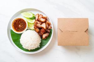 Barriga de porco frita com arroz com molho apimentado em estilo asiático foto