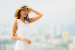 retrato bela jovem asiática feliz sorriso relaxe na barra do telhado foto