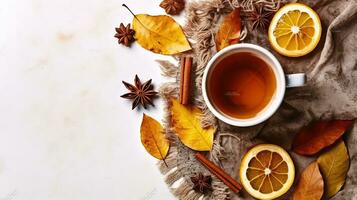 vintage estilizado copo do chá com fatia do limão e outono temático decoração, caído folhas em texturizado fundo. topo visualizar, plano deitar, generativo ai foto