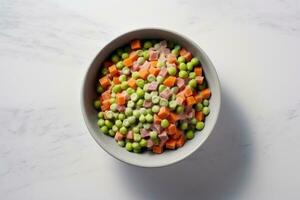 colorida vegetal mistura dentro uma branco tigela em uma mesa foto