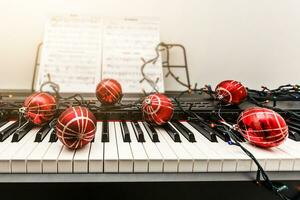 piano teclado com Natal decoração, fechar-se foto