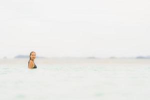 retrato bela jovem asiática usar biquíni ao redor da piscina em hotel resort perto do mar oceano praia foto