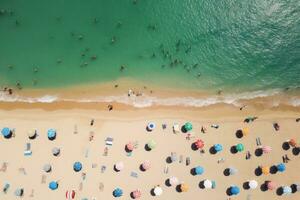 aéreo Visão do pessoas banhos de sol em a de praia dentro verão, aéreo Visão do pessoas banhos de sol em a de praia dentro verão, ai gerado foto