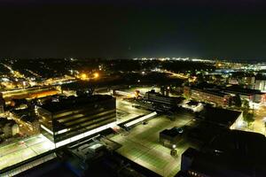 aéreo Visão do iluminado centro da cidade edifícios, estradas e central luton cidade do Inglaterra Reino Unido às começando do Claro clima noite do setembro 5 ª, 2023 foto