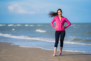 retrato bela jovem asiática correndo e se exercitando na natureza tropical ao ar livre, praia, mar, oceano foto