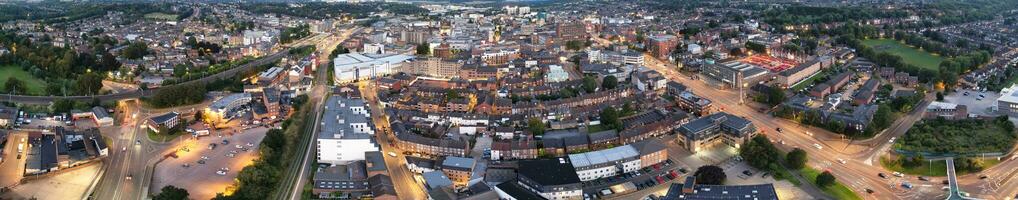 ultra Largo aéreo panorâmico Visão do iluminado centro da cidade edifícios, estradas e central luton cidade do Inglaterra Reino Unido às começando do Claro tempo noite do setembro 5 ª, 2023 foto