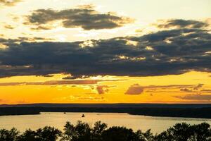 lindo pôr do sol sobre ampla rio dentro verão. foto