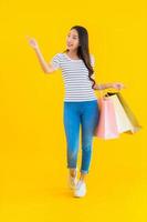 retrato linda jovem asiática com sacola de compras colorida foto