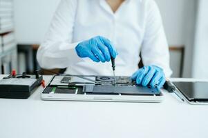 eletrônicos técnico, eletrônico Engenharia eletrônico reparação, eletrônica medindo e testando, reparar e manutenção conceitos.usos uma Voltagem metro para Verifica e melhoria foto