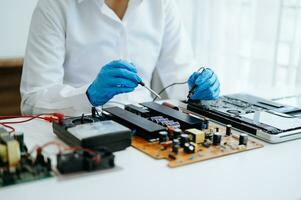 eletrônicos técnico, eletrônico Engenharia eletrônico reparação, eletrônica medindo e testando, reparar e manutenção conceitos.usos uma Voltagem metro para Verifica e melhoria foto