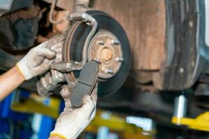 carro mecânico reparação freios em carro dentro auto reparar serviço Centro foto