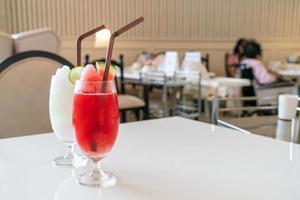 copo de suco de melancia fresca na mesa de um café restaurante foto