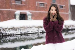 bela jovem asiática sorrindo e feliz com a viagem de viagem no canal otaru hokkaido no japão foto