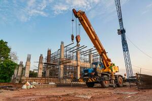 uma Móvel guindaste e torre guindaste para derramando concreto dentro construção local. foto