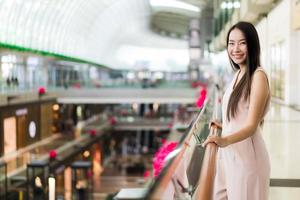 linda mulher asiática sorrindo e feliz no shopping foto