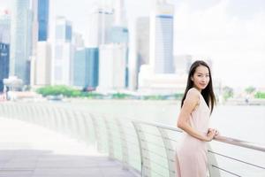 linda mulher asiática sorrindo e feliz por viajar na cidade de Singapura foto