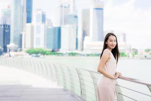 linda mulher asiática sorrindo e feliz por viajar na cidade de Singapura foto