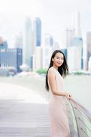 linda mulher asiática sorrindo e feliz por viajar na cidade de Singapura foto