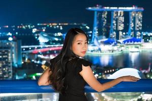 lindas mulheres asiáticas sorrindo e felizes com a vista da cidade de Singapura foto