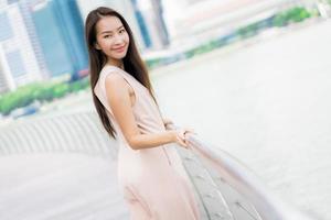 linda mulher asiática sorrindo e feliz por viajar na cidade de Singapura foto