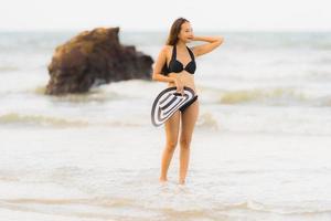 retrato linda jovem asiática usar biquíni na praia, mar, oceano foto