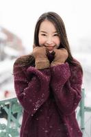 bela jovem asiática sorrindo e feliz com a viagem de viagem no canal otaru hokkaido no japão foto