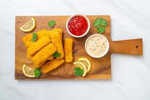 palitos de peixe frito ou batatas fritas de peixe com molho foto