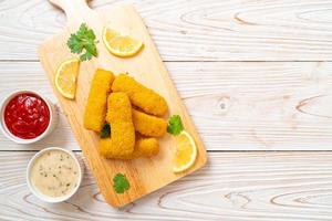 palitos de peixe frito ou batatas fritas de peixe com molho foto