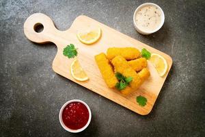 palitos de peixe frito ou batatas fritas de peixe com molho foto