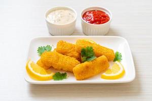 palitos de peixe frito ou batatas fritas de peixe com molho foto