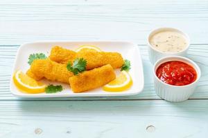 palitos de peixe frito ou batatas fritas de peixe com molho foto