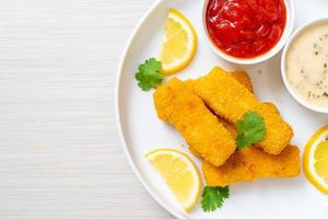 palitos de peixe frito ou batatas fritas de peixe com molho foto