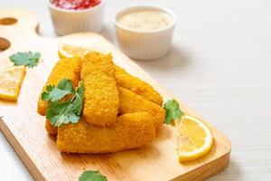 palitos de peixe frito ou batatas fritas de peixe com molho foto