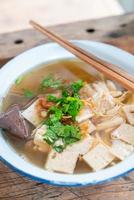 sopa de macarrão vietnamita de arroz com porco e frango foto