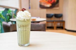 matcha chá verde com leite misturado com chantilly e feijão vermelho em uma cafeteria e restaurante foto