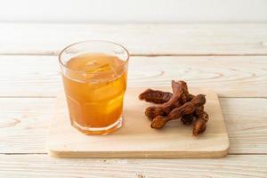 deliciosa bebida doce suco de tamarindo e cubo de gelo foto