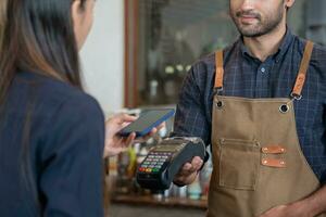 mulher usar Smartphone para Varredura qr código para ordem cardápio dentro cafeteria restaurante com uma digital Entrega. escolher cardápio e ordem acumular desconto. e carteira, tecnologia, pagar on-line, crédito cartão, banco aplicativo. foto