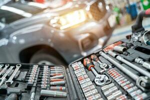 selecionar foco equipamento ou chaves para carro reparos dentro carro reparar estação. foto